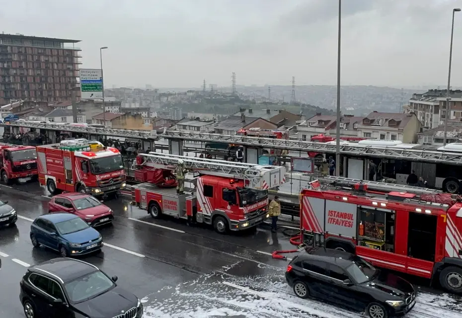 Perpa durağında metrobüs yangını